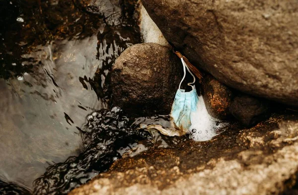 Primer Plano Una Mascarilla Médica Usada Río Concepto Contaminación Ambiental —  Fotos de Stock