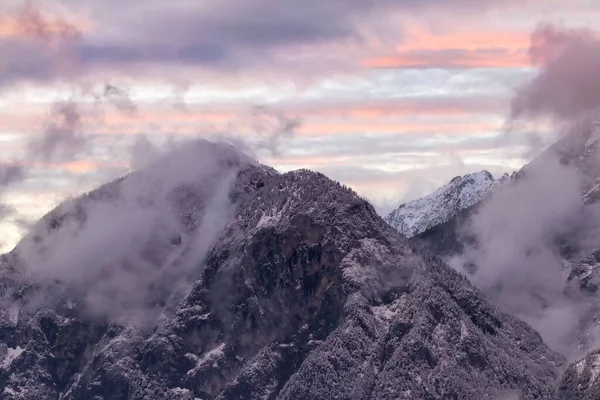 Una Vista Ipnotizzante Morbide Nuvole Sulle Montagne Rocciose Bellissimo Tramonto — Foto Stock