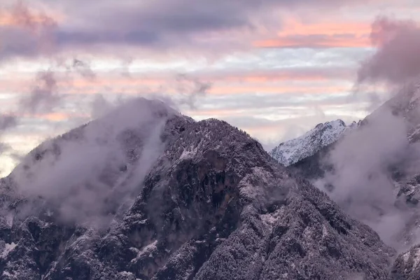 Uma Vista Hipnotizante Nuvens Suaves Sobre Montanhas Rochosas Belo Pôr — Fotografia de Stock