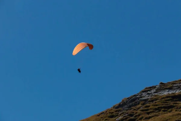 Tiro Ângulo Baixo Parapente Voando Sobre Alpes Canazei Itália — Fotografia de Stock