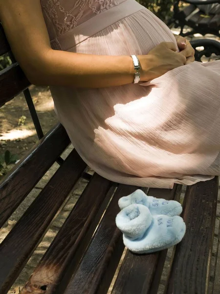 Pregnant Woman Sitting Park Blue Booties Bench Newborn Baby — Stock Photo, Image
