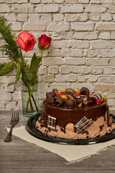 带有樱桃和桃巧克力装饰的巧克力蛋糕 侧面观景 — 图库照片