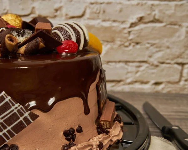 Kue Coklat Dengan Cherry Dan Coklat Persik Dekorasi Tampilan Samping — Stok Foto