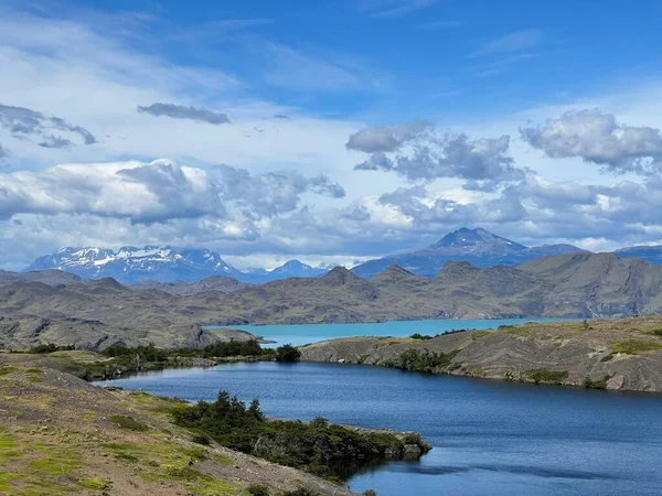 Naturskön Sjöutsikt Omgiven Klippiga Berg Den Blå Molniga Himlen — Stockfoto