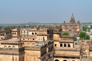 Bulutsuz bir günde Hindistan 'daki Orchha Kalesi kompleksinin güzel bir fotoğrafı.