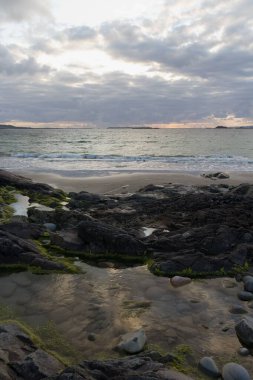 İrlanda 'nın vahşi kıyılarında gün batımının dikey çekimi