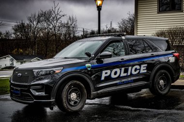 Sokaktaki Ford Explorer Polis Müdahale Aracı