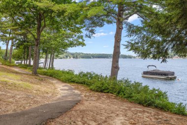 New Hampshire, ABD 'de Winnipesaukee Gölü kıyısında bir duba teknesi.