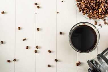 kahve ve elementler masanın üzerinde