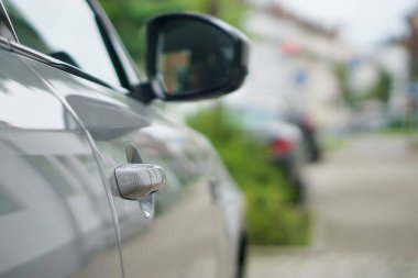 Bir arabanın kapı ve yan aynası.