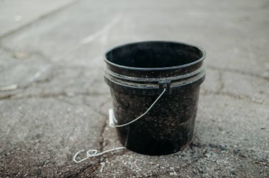 Geri dönüşüm merkezinde boş bir kovanın yakın plan çekimi.