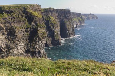 Atlantik Okyanusu 'nun güzel bir manzarası Moher, County Clare, İrlanda' nın kayalıklarına çarpıyor.