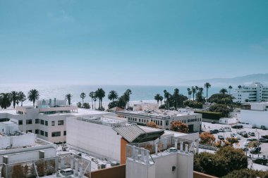 Santa Monica 'da mavi gökyüzünün altındaki beyaz binaların hava manzarası.