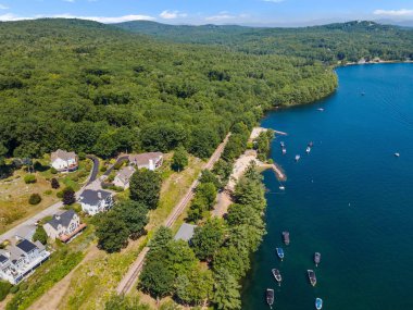 New Hampshire 'daki Winnipesaukee Gölü yakınlarındaki sık yeşil ormanın havadan görüntüsü.