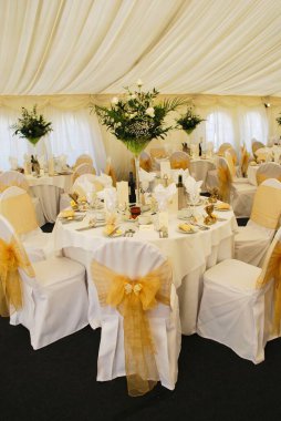 Düğün resepsiyonunun iç kısmının dikey çekimi.