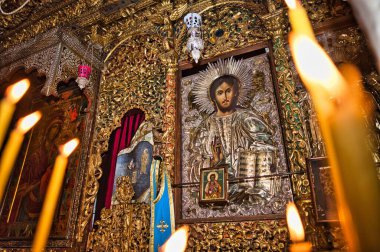 Kilisedeki İsa Pantokrator ikonunun yakın plan fotoğrafı.