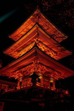 Aydınlatılmış bir Kiyomizu Dera Tapınağı 'nın güzel bir manzarası.
