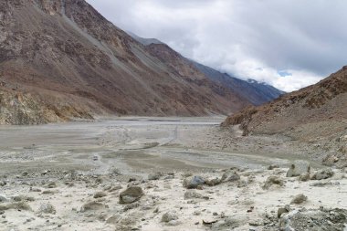 Dağların arasından Hindistan 'daki Pangong Tso Gölü' ne giden bir yol.