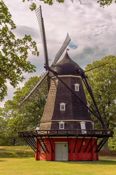 Вертикальный Снимок Традиционной Ветряной Мельницы Окружении Деревьев Копенгагене Дания — стоковое фото