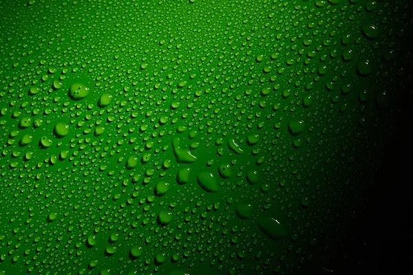 緑の表面に水滴のクローズアップショット — ストック写真
