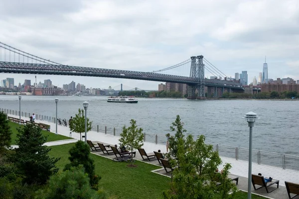 位于纽约内伊的布鲁克林大桥 背景是水景和城市景观 — 图库照片
