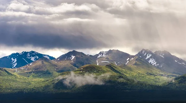 Karla Kaplı Yüksek Kayalık Dağ Sırasının Güzel Manzarası Kasvetli Bulutlu — Stok fotoğraf