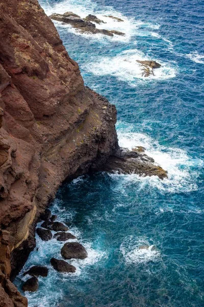 Ein Malerischer Vertikaler Blick Auf Eine Klippe Schönen Meer — Stockfoto