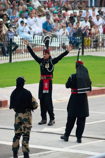 Een Verticaal Schot Van Pakistaanse Soldaten Tijdens Wagah Attari Grensceremonie — Stockfoto