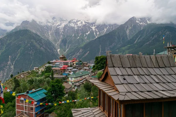 Een Prachtig Schot Van Kalpa Dorp Met Kleurrijke Gebouwen Bergen — Stockfoto