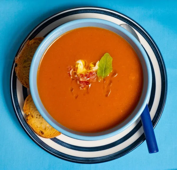 Delicioso Gaspacho Caseiro Tigela Azul — Fotografia de Stock