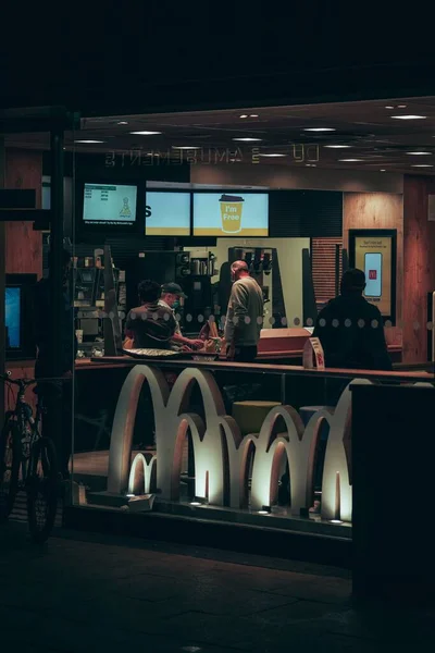 Eine Vertikale Aufnahme Eines Mcdonald Restaurants Middlesbrough Großbritannien Der Nacht — Stockfoto