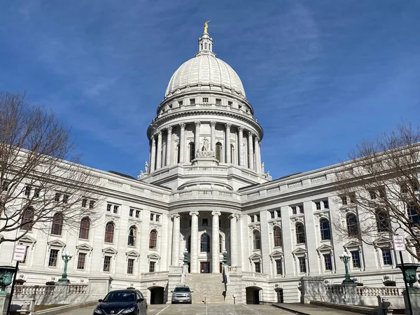 Plan Angle Bas Bâtiment Capitole Wisconsin Contre Ciel Bleu — Photo