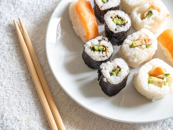 Una Toma Alto Ángulo Plato Sushi Gourmet Palillos —  Fotos de Stock