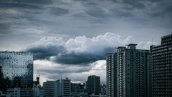 Die Graustufen Städtischer Gebäude Unter Wolkenverhangenem Himmel — Stockfoto