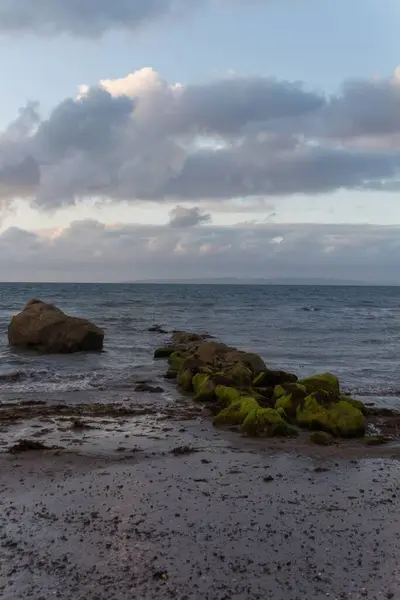 Прекрасный Вид Скалистый Берег Моря Голубым Облачным Небом — стоковое фото