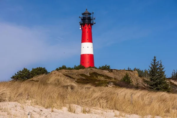 Ein Rot Weißes Leuchtturmhaus Strandnähe — Stockfoto