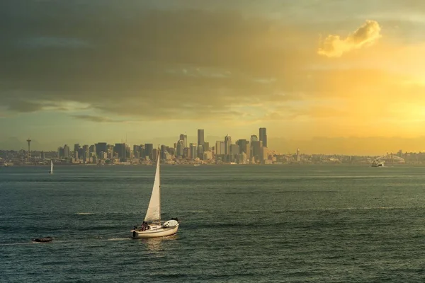 Panoramiczny Widok Żaglówki Panoramą Seattle Tłem Budynków Podczas Zachodu Słońca — Zdjęcie stockowe