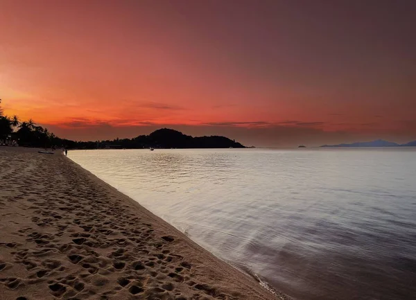 Cielo Nublado Rojo Tiempo Puesta Del Sol Sobre Una Playa — Foto de Stock