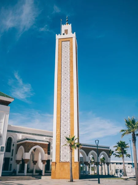 Tiro Vertical Baixo Ângulo Bela Grande Mesquita Tânger Marrocos Contra — Fotografia de Stock