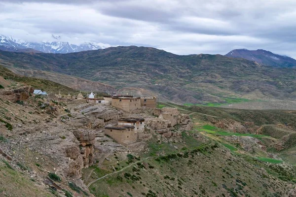 Kleine Häuser Dorf Tashigang Siti Tal Indien Umgeben Von Wolkenverhangenen — Stockfoto