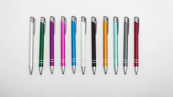 Gros Plan Des Stylos Colorés Isolés Sur Fond Blanc — Photo