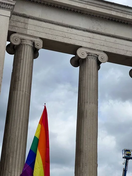 Disparo Vertical Bandera Del Arco Iris Frente Columnas Estilo Romano — Foto de Stock