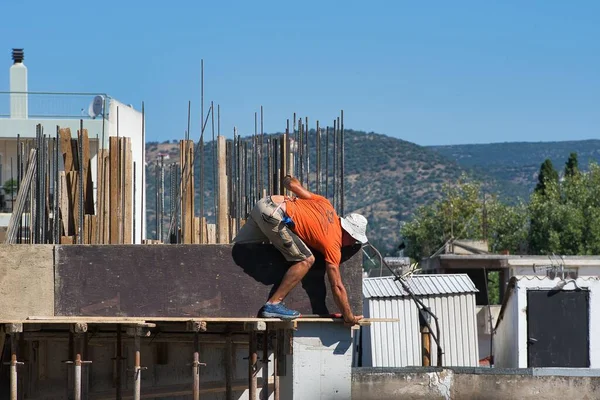 Construyendo Edificio Apartamentos Los Trabajadores Construcción Están Trabajando Duro —  Fotos de Stock