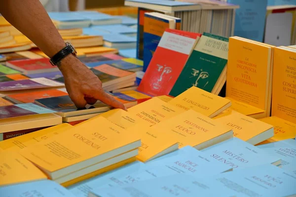 Hombre Señalando Libro Que Elige Cabina Feria Del Libro — Foto de Stock