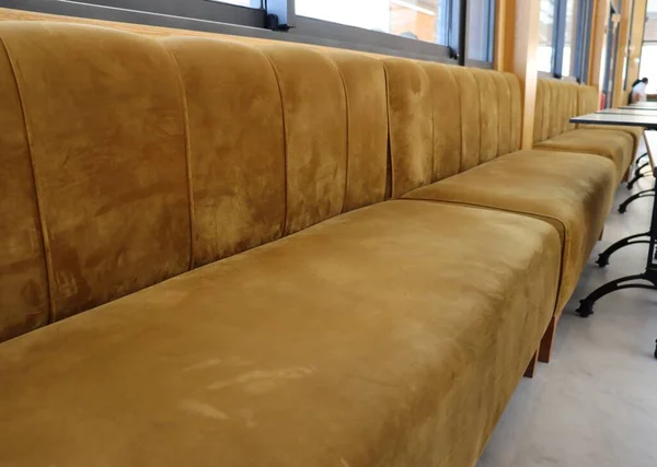 いい茶色の快適なソファ — ストック写真