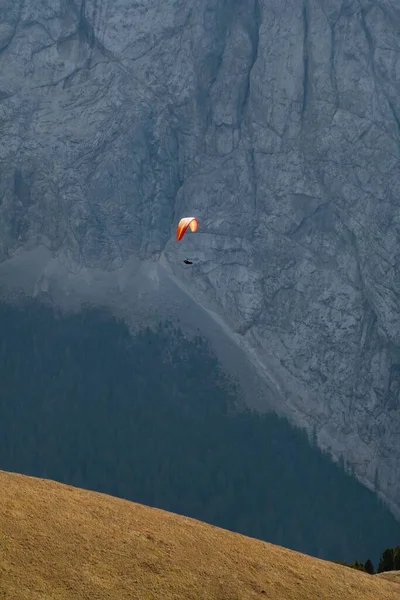 Tiro Vertical Parapente Voando Sobre Alpes Canazei Itália — Fotografia de Stock