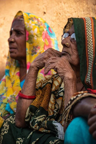 Kobiety Mieszkają Domu Gleby Czekają Pomoc Powodu Głodu Indiach — Zdjęcie stockowe