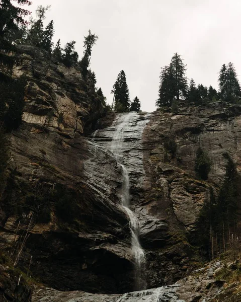 Tepesinde Ağaçlar Olan Kayalık Bir Dağda Güzel Bir Şelale — Stok fotoğraf