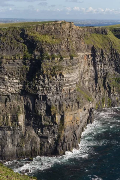 Вертикальні Хвилі Атлантичного Океану Розбиваються Скелі Мохера Графство Клер Ірландія — стокове фото