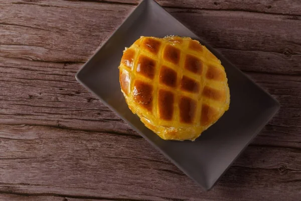 Bollo Relleno Crema Cubierto Con Jarabe Azúcar Plato Azul Sobre —  Fotos de Stock